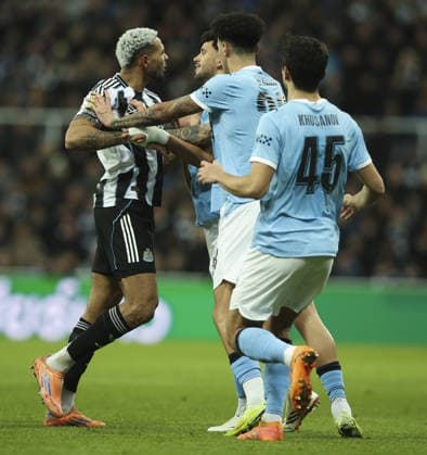 Newcastle United v Manchester City, EFL Cup Semi Final 1st Leg 13.01.26 Newcastle United v Manchester City, EFL Cup Semi Final 1st Leg Bradley Ormesher The Times Joelinton of Newcastle United clashes with Matheus Nunes of Manchester City  Copyright: xBradleyxOrmesherx NINTCHDBPICT001051318122