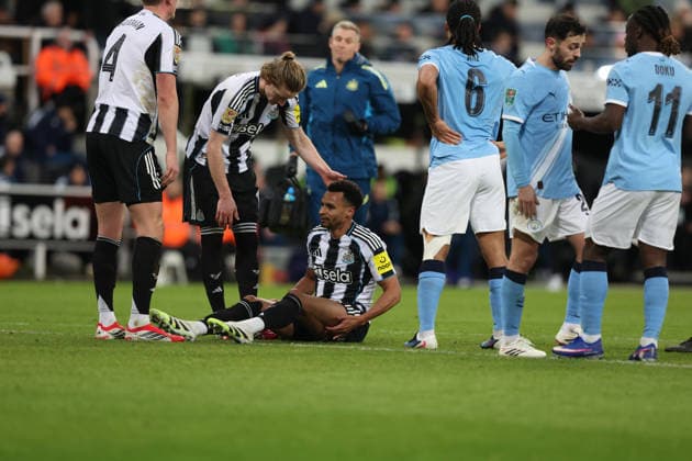 Newcastle Upon Tyne, England, 13th January 2026. Jacob Murphy of Newcastle United goes off injured during the Newcastle United vs Manchester City Carabao Cup match at St. James Park, Newcastle Upon Tyne. Picture credit should read: Nigel Roddis Sportimage EDITORIAL USE ONLY. No use with unauthorised audio, video, data, fixture lists, club league logos or live services. Online in-match use limited to 120 images, no video emulation. No use in betting, games or single club league player publications. SPI_020_NR_NEWC_MANC SPI-4449-0020