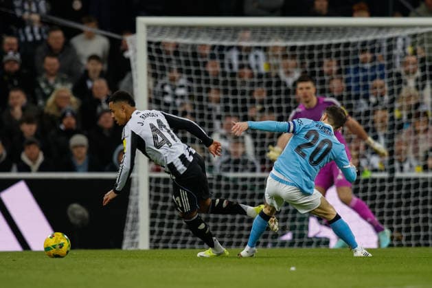 Newcastle United v Manchester City, EFL Cup, Semi Final First Leg Jacob Ramsey of Newcastle United turns Bernardo Silva of Manchester City during the Carabao Cup semi final leg 1 of 2 match between Newcastle United and Manchester City at St. James s Park, Newcastle, UK on 13 January 2026. Newcastle St. James s Park Tyne and Wear UK Editorial use only DataCo restrictions apply See www.football-dataco.com , Copyright: xCraigxCowanx PSI-23567-0062
