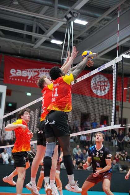 RECORD DATE NOT STATED John Obi (11; BADEN VOLLEYS SSC Karlsruhe) und Lennart Heckel (10; BADEN VOLLEYS SSC Karlsruhe) blocken gegen Bastian Korreck (2; WWK Volleys Herrsching) Block am Netz von John Obi (11; BADEN VOLLEYS SSC Karlsruhe) und Lennart Heckel (10; BADEN VOLLEYS SSC Karlsruhe)