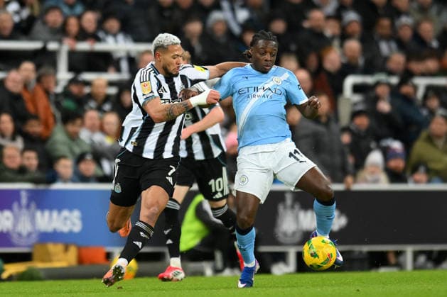 Newcastle United v Manchester City - Carabao Cup Semi Final First Leg Newcastle United s Joelinton battles for possession with Manchester City s Jeremy Doku during the Carabao Cup Semi Final First Leg match between Newcastle United and Manchester City at St. James s Park in Newcastle, on January 13, 2026. Newcastle Tyne and Wear United Kingdom  Copyright: xMIxNewsx originalFilename:fletcher-newcastl260113_npHLK.jpg