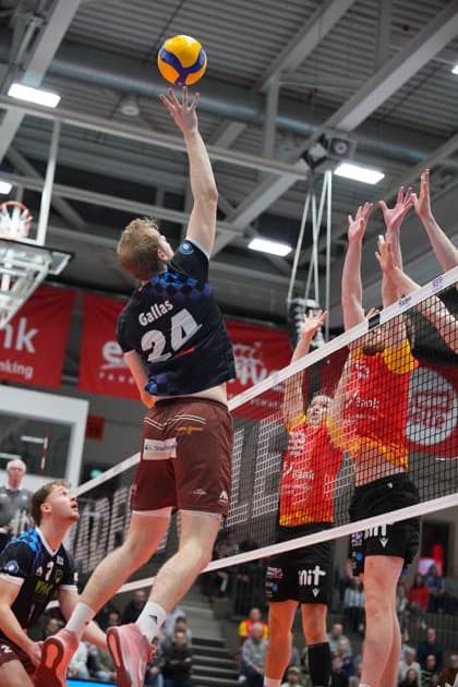 RECORD DATE NOT STATED Spielszene mit Simon Gallas (24; WWK Volleys Herrsching), Jakov Matic (24; BADEN VOLLEYS SSC Karlsruhe) und Corey Mayotte (25; BADEN VOLLEYS SSC Karlsruhe) Spielszene mit Simon Gallas (24; WWK Volleys Herrsching), Jakov Matic (24; BADEN VOLLEYS SSC Karlsruhe) und Corey Mayotte (25; BADEN VOLLEYS SSC Karlsruhe)