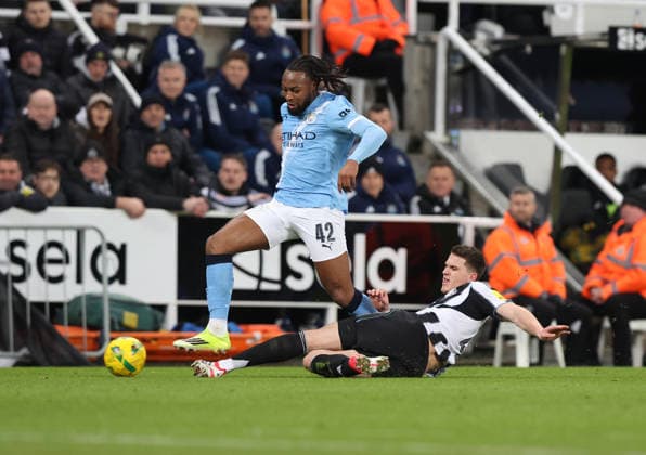 Newcastle Upon Tyne, England, 13th January 2026. Sven Botman (R) of Newcastle United in action with Antoine Semenyo of Manchester City during the Newcastle United vs Manchester City Carabao Cup match at St. James Park, Newcastle Upon Tyne. Picture credit should read: Nigel Roddis Sportimage EDITORIAL USE ONLY. No use with unauthorised audio, video, data, fixture lists, club league logos or live services. Online in-match use limited to 120 images, no video emulation. No use in betting, games or single club league player publications. SPI_027_NR_NEWC_MANC SPI-4449-0027