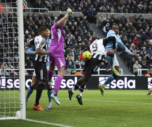 Newcastle United v Manchester City, EFL Cup Semi Final 1st Leg 13.01.26 Newcastle United v Manchester City, EFL Cup Semi Final 1st Leg Bradley Ormesher The Times Antoine Semenyo of Manchester City goal disallowed by referee VAR for offside Infringemnet by Erling Haaland  Copyright: xBradleyxOrmesherx NINTCHDBPICT001051327365