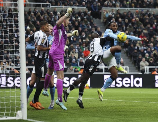 Newcastle United v Manchester City, EFL Cup Semi Final 1st Leg 13.01.26 Newcastle United v Manchester City, EFL Cup Semi Final 1st Leg Bradley Ormesher The Times Antoine Semenyo of Manchester City goal disallowed by referee VAR for offside Infringemnet by Erling Haaland  Copyright: xBradleyxOrmesherx NINTCHDBPICT001051327463