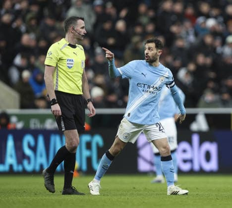 Newcastle United v Manchester City, EFL Cup Semi Final 1st Leg 13.01.26 Newcastle United v Manchester City, EFL Cup Semi Final 1st Leg Bradley Ormesher The Times Bernardo Silva of Manchester City and referee Chris Kavanagh after dissalowed VAR goal  Copyright: xBradleyxOrmesherx NINTCHDBPICT001051327875