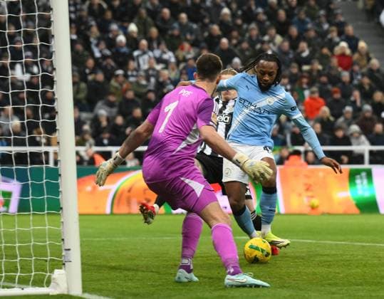 Antoine Semenyo of Manchester City scores their first goal Newcastle United v Manchester City, EFL Carabao Cup, Semi Final, First Leg, Football, St James Park, Newcastle, UK - 13 Jan 2026Newcastle St James Park United Kingdom EDITORIAL USE ONLY No use with unauthorised audio, video, data, fixture lists, club league logos or live services. Online in-match use limited to 120 images, no video emulation. No use in betting, games or single club league player publications.  Copyright: xRichardxLee Shutterstockx 16302979bz