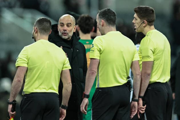 Carabao Cup Semi-finals First Leg Newcastle United v Manchester City Pep Guardiola manager of Manchester City speaks to Referee Chris Kavanagh and his officials after the final whistle during the Carabao Cup Semi-finals First Leg Newcastle United vs Manchester City at St. James s Park, Newcastle, United Kingdom, 13th January 2026 (Photo by Mark Cosgrove News Images) Newcastle St. James s Park Tyne and Wear United Kingdom Copyright: xMarkxCosgrove NewsxImagesx