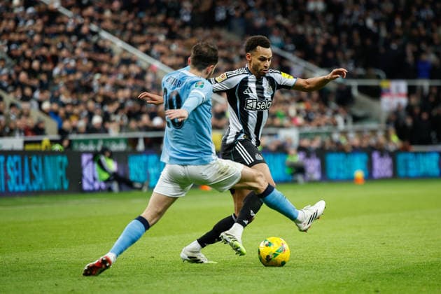 Newcastle United v Manchester City, EFL Cup, Semi Final First Leg Bernardo Silva of Manchester City challenges with Jacob Murphy of Newcastle United during the Carabao Cup semi final leg 1 of 2 match between Newcastle United and Manchester City at St. James s Park, Newcastle, UK on 13 January 2026. Newcastle St. James s Park Tyne and Wear UK Editorial use only DataCo restrictions apply See www.football-dataco.com , Copyright: xCraigxCowanx PSI-23567-0119