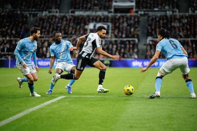 Newcastle United v Manchester City, EFL Cup, Semi Final First Leg Jacob Murphy of Newcastle United runs at Nathan Ake of Manchester City during the Carabao Cup semi final leg 1 of 2 match between Newcastle United and Manchester City at St. James s Park, Newcastle, UK on 13 January 2026. Newcastle St. James s Park Tyne and Wear UK Editorial use only DataCo restrictions apply See www.football-dataco.com , Copyright: xCraigxCowanx PSI-23567-0123