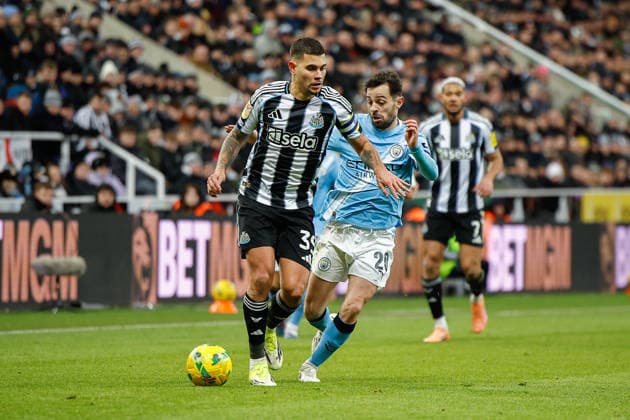 Newcastle United v Manchester City, EFL Cup, Semi Final First Leg Bruno Guimaraes of Newcastle United under pressure from Bernardo Silva of Manchester City during the Carabao Cup semi final leg 1 of 2 match between Newcastle United and Manchester City at St. James s Park, Newcastle, UK on 13 January 2026. Newcastle St. James s Park Tyne and Wear UK Editorial use only DataCo restrictions apply See www.football-dataco.com , Copyright: xCraigxCowanx PSI-23567-0140