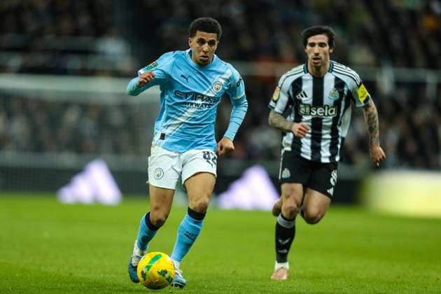 Newcastle United v Manchester City, Carabao Cup Rico Lewis Of Manchester City Brings the ball forward during the Newcastle United v Manchester City Carabao Cup Semi Final First Leg match at St. James Park, Newcastle Upon Tyne, England on 13 January 2026 Credit: Lee Keuneke Every Second Media Editorial use only. All images are copyright Every Second Media Limited. No images may be reproduced without prior permission. All rights reserved. Premier League and Football League images are subject to licensing agreements with Football DataCo Limited. see https: www.football-dataco.com Copyright: xIMAGO EveryxSecondxMediax ESM-1753-0123 LeexKeunekex xEveryxSecondxMediax