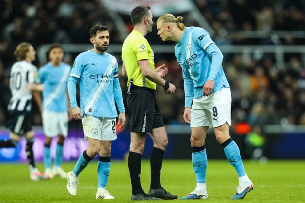 Newcastle United v Manchester City, Carabao Cup Referee Chris Kavanagh speaks with Erling Haland Of Manchester City during the Newcastle United v Manchester City Carabao Cup Semi Final First Leg match at St. James Park, Newcastle Upon Tyne, England on 13 January 2026 Credit: Lee Keuneke Every Second Media Editorial use only. All images are copyright Every Second Media Limited. No images may be reproduced without prior permission. All rights reserved. Premier League and Football League images are subject to licensing agreements with Football DataCo Limited. see https: www.football-dataco.com Copyright: xIMAGO EveryxSecondxMediax ESM-1753-0134 LeexKeunekex xEveryxSecondxMediax
