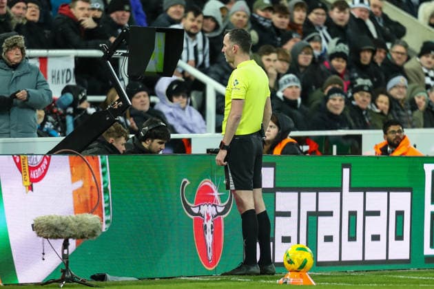 Newcastle United v Manchester City, Carabao Cup Referee Chris Kavanagh goes over to the VAR screen during the Newcastle United v Manchester City Carabao Cup Semi Final First Leg match at St. James Park, Newcastle Upon Tyne, England on 13 January 2026 Credit: Lee Keuneke Every Second Media Editorial use only. All images are copyright Every Second Media Limited. No images may be reproduced without prior permission. All rights reserved. Premier League and Football League images are subject to licensing agreements with Football DataCo Limited. see https: www.football-dataco.com Copyright: xIMAGO EveryxSecondxMediax ESM-1753-0138 LeexKeunekex xEveryxSecondxMediax