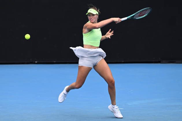 TENNIS AUSTRALIAN OPEN QUALIFYING, Olivia Gadecki of Australia in action against Sloane Stephens of the US during a qualifying session ahead of the Australian Open tennis tournament at Melbourne Park in Melbourne, Wednesday, January 14, 2026. ( NO ARCHIVING, EDITORIAL USE ONLY MELBOURNE VICTORIA AUSTRALIA  Copyright: xJOELxCARRETTx 20260114173245412174