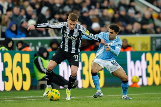 Newcastle United v Manchester City, EFL Cup, Semi Final First Leg Harvey Barnes of Newcastle United holds off Rico Lewis of Manchester City during the Carabao Cup semi final leg 1 of 2 match between Newcastle United and Manchester City at St. James s Park, Newcastle, UK on 13 January 2026. Newcastle St. James s Park Tyne and Wear UK Editorial use only DataCo restrictions apply See www.football-dataco.com , Copyright: xCraigxCowanx PSI-23567-0167