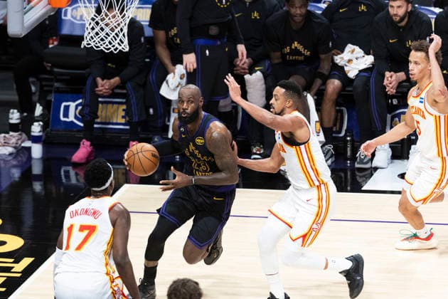 January 13, 2026, Los Angeles, California, United States: Los Angeles Lakersâ„¢ LeBron James (23) drives past Atlanta Hawks CJ McCollum (3) during an NBA, Basketball Herren, USA basketball game at Crypto.com Arena on Tuesday, Jan. 13, 2026 in Los Angeles. Los Angeles United States - ZUMAs197 20260113_aaa_s197_450 Copyright: xRingoxChiux