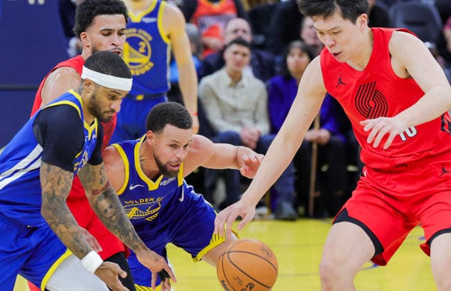 (260114) -- SAN FRANCISCO, Jan. 14, 2026 -- Portland Trail Blazers Yang Hansen (1st R) vies with Golden State Warriors players during the 2025-2026 NBA, Basketball Herren, USA regular season basketball game between Golden State Warriors and Portland Trail Blazers in San Francisco, the United States, Jan. 13, 2026. (Photo by Xinhua) (SP)U.S.-SAN FRANCISCO-BASKETBALL-NBA-WARRIORS VS BLAZERS DongxXudong 