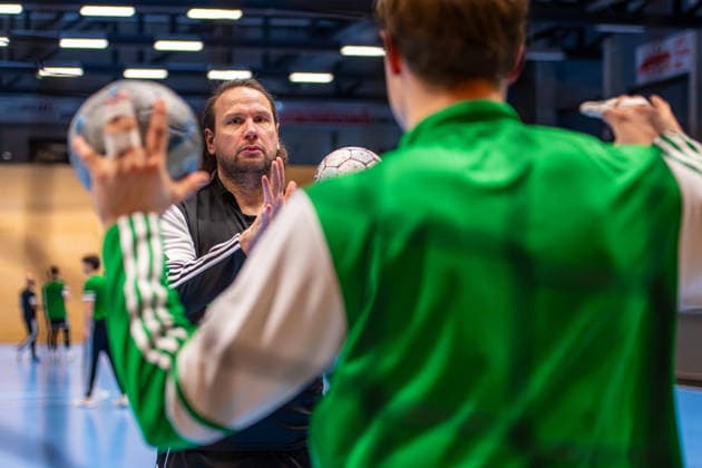 Nikolas Katsigiannis (TSV Hannover-Burgdorf, Torwartrainer) (v.l.), Trainingsauftakt TSV Hannover-Burgdorf (13.01.2026,(Hannover, GER), Copyright: xJanxGuentherx xTSVxHannover-Burgdorfx