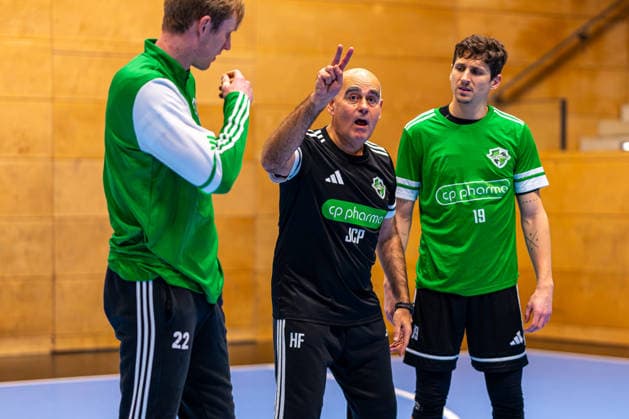Marian Michalczik (TSV Hannover-Burgdorf, Nr. 22) Juan Carlos Pastor (TSV Hannover-Burgdorf, Trainer) Marius Steinhauser (TSV Hannover-Burgdorf, Nr. 19) (v.l.), Trainingsauftakt TSV Hannover-Burgdorf (13.01.2026,(Hannover, GER), Copyright: xJanxGuentherx xTSVxHannover-Burgdorfx