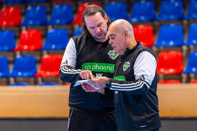 Nikolas Katsigiannis (TSV Hannover-Burgdorf, Torwartrainer) Juan Carlos Pastor (TSV Hannover-Burgdorf, Trainer) (v.l.), Trainingsauftakt TSV Hannover-Burgdorf (13.01.2026,(Hannover, GER), Copyright: xJanxGuentherx xTSVxHannover-Burgdorfx