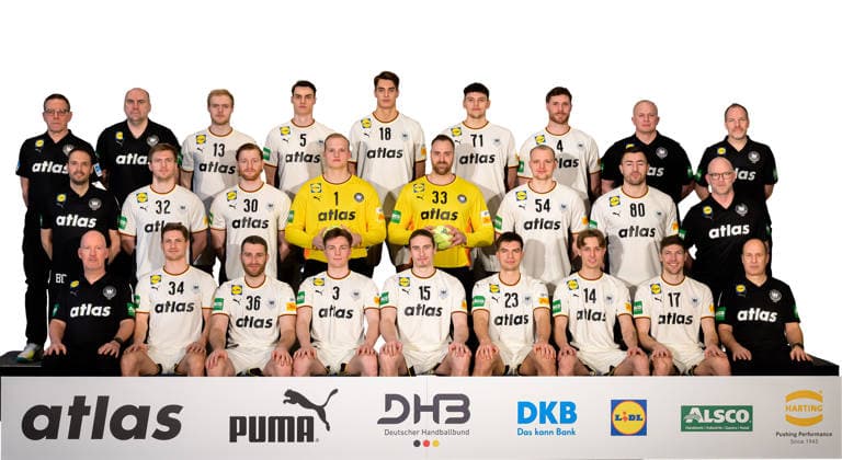 Sport Bilder des Tages Hannover: Handball - EM 2026 - Deutschland - Pressekonferenz Mannschaftsfoto, Teamfoto, Gruppenbild, Freisteller v.li. hinten: Trainer Alfred Gislason , Co-Trainer Erik Wudtke, Matthes Langhoff, Miro Schluroff , Julian Köster Koester , Marko Grgic , Johannes Golla , Athletiktrainer Dr. Simon Overkamp, Torwarttrainer Mattias Andersson v.li. mitte: Teammanager Benjamin Chatton, Franz Semper ,Tom Kiesler, Torhueter David Späth David Spaeth, Torhueter Andreas Wolff, Justus Fischer, Jannik Kohlbacher, Teamarzt Dr. Philip Lübke v.li. vorne: Physio Denis Finke, Rune Dahmke, Lukas Mertens, Nils Lichtlein, Juri Knorr, Renars Uscins, Mathis Häseler Haeseler, Lukas Zerbe, Physio Bernd Götzenberger Hannover Deutschland *** Hannover Handball EM 2026 Germany press conference team photo, team photo, group photo, cut-out from left back coach Alfred Gislason , co-coach Erik Wudtke, Matthes Langhoff, Miro Schluroff , Julian Köster Koester , Marko Grgic , Johannes Golla , athletics coach Dr Simon Overkamp, goalkeeping coach Mattias Andersson from left middle team manager Benjamin Chatton, Franz Semper , Tom Kiesler, goalkeeper David Späth David Spaeth, goalkeeper Andreas Wolff, Justus Fischer, Jannik Kohlbacher, team doctor Dr Philip Lübke from left front Physio Denis Finke, Rune Dahmke, Lukas Mertens, Nils Lichtlein, Juri Knorr, Renars Uscins, Mathis Häseler Haeseler, Lukas Zerbe, Physio Bernd Götzenberger Hannover Germany