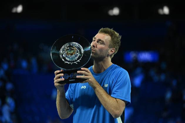 Sport Bilder des Tages TENNIS AO 1 POINT SLAM, Jordan Smith of New South Wales kisses the trophy after defeating Joanna Garland of Taiwan to win the 1 Point Slam event during the Australian Open Opening Week at Rod Laver Arena in Melbourne, Victoria, Wednesday, January 14, 2026. ( NO ARCHIVING, EDITORIAL USE ONLY Melbourne Victoria Australia  Copyright: xJamesxRossx 20260114129953487140