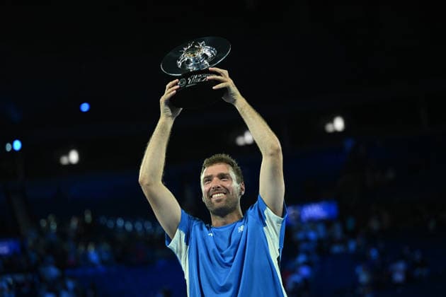 TENNIS AO 1 POINT SLAM, Jordan Smith of New South Wales lifts the trophy after defeating Joanna Garland of Taiwan to win the 1 Point Slam event during the Australian Open Opening Week at Rod Laver Arena in Melbourne, Victoria, Wednesday, January 14, 2026. ( NO ARCHIVING, EDITORIAL USE ONLY Melbourne Victoria Australia  Copyright: xJamesxRossx 20260114133465450806