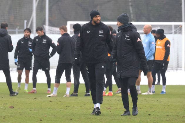 DEU, DFL, 2. FBL Hertha BSC, Training, 14.01.2026, Sportforum, Berlin, DEU, DFL, 2. FBL Hertha BSC, Training, im Bild John Anthony Brooks (Hertha BSC Berlin 25), Fitnesstrainer Hendrik Vieth (Hertha BSC) DFL - regulations prohibit any use of Photographs as image sequences and or quasi-video