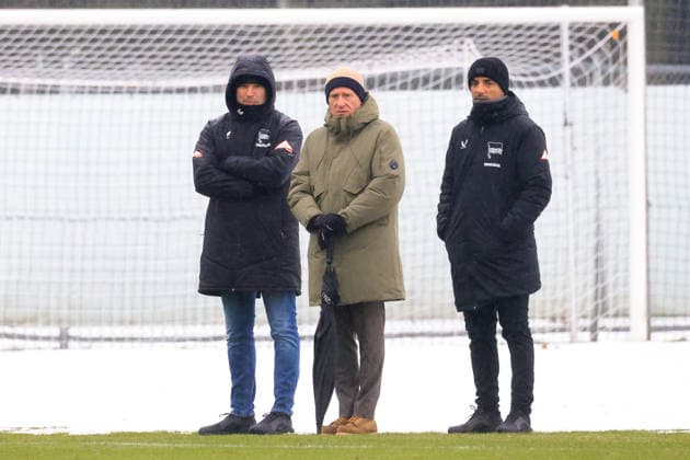 DEU, DFL, 2. FBL Hertha BSC, Training, 14.01.2026, Sportforum, Berlin, DEU, DFL, 2. FBL Hertha BSC, Training, im Bild Benjamin Weber (Sportdirektor, Hertha BSC Berlin), Dr. Peter Goerlich - Geschaeftsfuehrung, Leiter Teammanagement Sami Allagui (Hertha BSC) DFL - regulations prohibit any use of Photographs as image sequences and or quasi-video