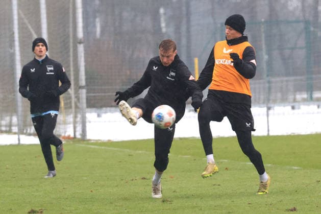 DEU, DFL, 2. FBL Hertha BSC, Training, 14.01.2026, Sportforum, Berlin, DEU, DFL, 2. FBL Hertha BSC, Training, im Bild Julian Eitschberger (Hertha BSC Berlin 2), Luca Schuler (Hertha BSC Berlin 18) DFL - regulations prohibit any use of Photographs as image sequences and or quasi-video