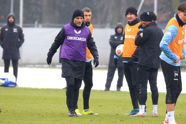 DEU, DFL, 2. FBL Hertha BSC, Training, 14.01.2026, Sportforum, Berlin, DEU, DFL, 2. FBL Hertha BSC, Training, im Bild Cheftrainer Stefan Leitl (Hertha BSC Berlin), Hertha-Spielerkreis DFL - regulations prohibit any use of Photographs as image sequences and or quasi-video