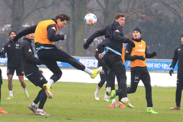 DEU, DFL, 2. FBL Hertha BSC, Training, 14.01.2026, Sportforum, Berlin, DEU, DFL, 2. FBL Hertha BSC, Training, im Bild Linus Gechter (Hertha BSC Berlin 44), Sebastian Groenning (Hertha BSC Berlin 17), Marten Winkler (Hertha BSC Berlin 22) DFL - regulations prohibit any use of Photographs as image sequences and or quasi-video