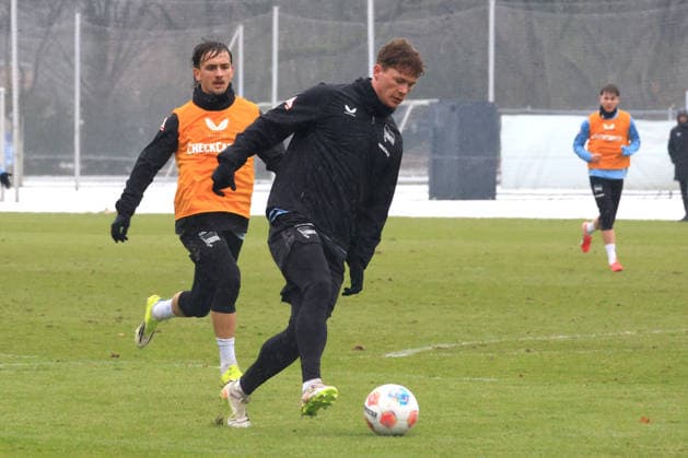 DEU, DFL, 2. FBL Hertha BSC, Training, 14.01.2026, Sportforum, Berlin, DEU, DFL, 2. FBL Hertha BSC, Training, im Bild Sebastian Groenning (Hertha BSC Berlin 17), Michal Karbownik (Hertha BSC Berlin 33) DFL - regulations prohibit any use of Photographs as image sequences and or quasi-video