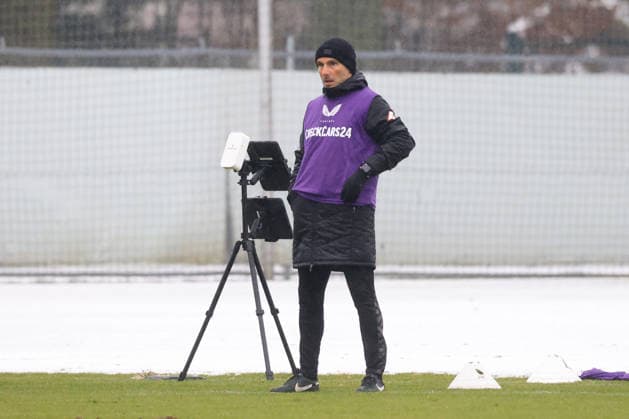 DEU, DFL, 2. FBL Hertha BSC, Training, 14.01.2026, Sportforum, Berlin, DEU, DFL, 2. FBL Hertha BSC, Training, im Bild Cheftrainer Stefan Leitl (Hertha BSC Berlin) mit lila Leibchen DFL - regulations prohibit any use of Photographs as image sequences and or quasi-video