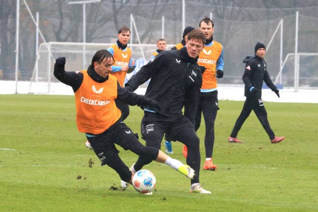DEU, DFL, 2. FBL Hertha BSC, Training, 14.01.2026, Sportforum, Berlin, DEU, DFL, 2. FBL Hertha BSC, Training, im Bild Michal Karbownik (Hertha BSC Berlin 33), Sebastian Groenning (Hertha BSC Berlin 17) DFL - regulations prohibit any use of Photographs as image sequences and or quasi-video