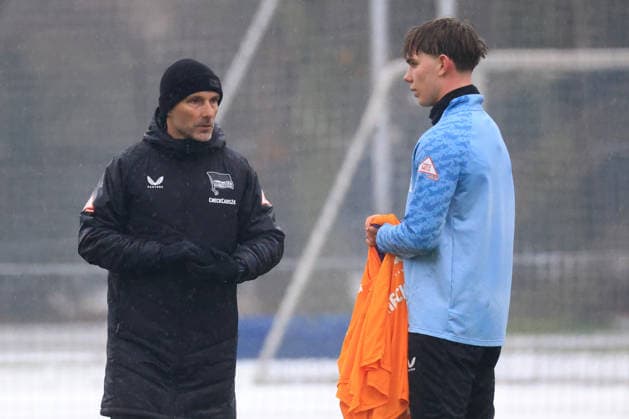 DEU, DFL, 2. FBL Hertha BSC, Training, 14.01.2026, Sportforum, Berlin, DEU, DFL, 2. FBL Hertha BSC, Training, im Bild Cheftrainer Stefan Leitl (Hertha BSC Berlin), Kennet Eichhorn (Hertha BSC Berlin 23) DFL - regulations prohibit any use of Photographs as image sequences and or quasi-video