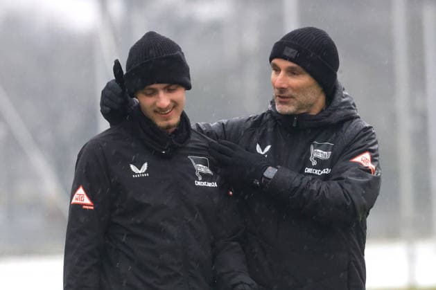 DEU, DFL, 2. FBL Hertha BSC, Training, 14.01.2026, Sportforum, Berlin, DEU, DFL, 2. FBL Hertha BSC, Training, im Bild Cheftrainer Stefan Leitl (Hertha BSC Berlin), Maurice Krattenmacher (Hertha BSC Berlin 14) DFL - regulations prohibit any use of Photographs as image sequences and or quasi-video