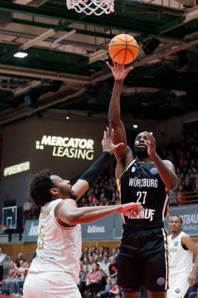 f.l.t.r.: Andre Wesson Jr (Patrioti Levice, 5) und Eddy Edigin (Fitness First Wuerzburg Baskets, 27) 14.01.2026, Basketball Champions League, Fitness First Wuerzburg Baskets vs. Patrioti Levice, GER, Wuerzburg, Tectake Arena. Copyright: HMBxMedia xHeikoxBecker