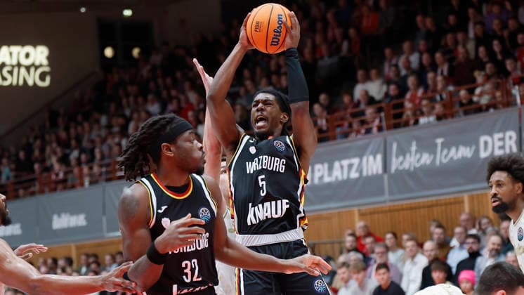 f.l.t.r.: Charles Thompson (Fitness First Wuerzburg Baskets, 32) und Marcus Carr (Fitness First Wuerzburg Baskets, 5) 14.01.2026, Basketball Champions League, Fitness First Wuerzburg Baskets vs. Patrioti Levice, GER, Wuerzburg, Tectake Arena. Copyright: HMBxMedia xHeikoxBecker
