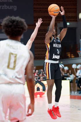f.l.t.r.: Marcus Carr (Fitness First Wuerzburg Baskets, 5) 14.01.2026, Basketball Champions League, Fitness First Wuerzburg Baskets vs. Patrioti Levice, GER, Wuerzburg, Tectake Arena. Copyright: HMBxMedia xHeikoxBecker