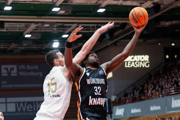 f.l.t.r.: Boris Bojanovsky (Patrioti Levice, 15) und Charles Thompson (Fitness First Wuerzburg Baskets, 32) 14.01.2026, Basketball Champions League, Fitness First Wuerzburg Baskets vs. Patrioti Levice, GER, Wuerzburg, Tectake Arena. Copyright: HMBxMedia xHeikoxBecker