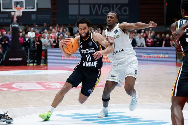 f.l.t.r.: Davion Mintz (Fitness First Wuerzburg Baskets, 10) und Gabe Dorse (Patrioti Levice, 7), 14.01.2026, Basketball Champions League, Fitness First Wuerzburg Baskets vs. Patrioti Levice, GER, Wuerzburg, Tectake Arena. Copyright: HMBxMedia xHeikoxBecker