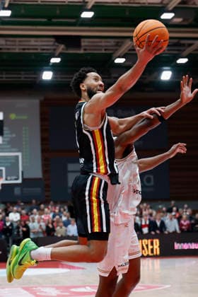 f.l.t.r.: Davion Mintz (Fitness First Wuerzburg Baskets, 10) und Gabe Dorse (Patrioti Levice, 7), 14.01.2026, Basketball Champions League, Fitness First Wuerzburg Baskets vs. Patrioti Levice, GER, Wuerzburg, Tectake Arena. Copyright: HMBxMedia xHeikoxBecker