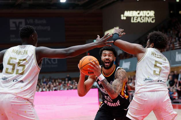 f.l.t.r.: Akol Mawein (Patrioti Levice, 55), David Muenkat (Fitness First Wuerzburg Baskets, 55) und Andre Wesson Jr (Patrioti Levice, 5) 14.01.2026, Basketball Champions League, Fitness First Wuerzburg Baskets vs. Patrioti Levice, GER, Wuerzburg, Tectake Arena. Copyright: HMBxMedia xHeikoxBecker