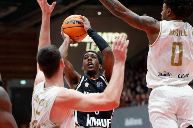 f.l.t.r.: Boris Bojanovsky (Patrioti Levice, 15), David Muenkat (Fitness First Wuerzburg Baskets, 55) und Rickey McGill (Patrioti Levice, 0) 14.01.2026, Basketball Champions League, Fitness First Wuerzburg Baskets vs. Patrioti Levice, GER, Wuerzburg, Tectake Arena. Copyright: HMBxMedia xHeikoxBecker