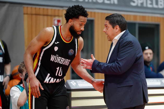 f.l.t.r.: Davion Mintz (Fitness First Wuerzburg Baskets, 10) und Head-Coach Sasa Filipovski (Fitness First Wuerzburg Baskets) 14.01.2026, Basketball Champions League, Fitness First Wuerzburg Baskets vs. Patrioti Levice, GER, Wuerzburg, Tectake Arena. Copyright: HMBxMedia xHeikoxBecker
