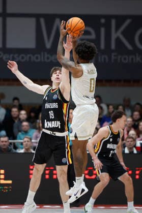 f.l.t.r.: Christian Skladanowski (Fitness First Wuerzburg Baskets, 19) und Rickey McGill (Patrioti Levice, 0), 14.01.2026, Basketball Champions League, Fitness First Wuerzburg Baskets vs. Patrioti Levice, GER, Wuerzburg, Tectake Arena. Copyright: HMBxMedia xHeikoxBecker