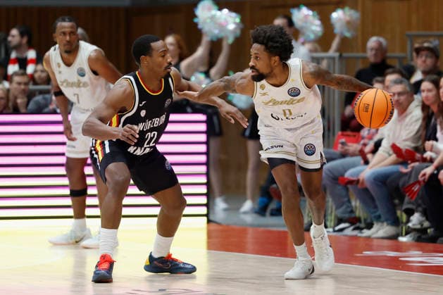f.l.t.r.: Johnathan Stove (Fitness First Wuerzburg Baskets, 22) und Rickey McGill (Patrioti Levice, 0) 14.01.2026, Basketball Champions League, Fitness First Wuerzburg Baskets vs. Patrioti Levice, GER, Wuerzburg, Tectake Arena. Copyright: HMBxMedia xHeikoxBecker