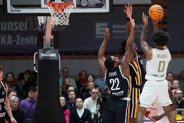 f.l.t.r.: Johnathan Stove (Fitness First Wuerzburg Baskets, 22), Charles Thompson (Fitness First Wuerzburg Baskets, 32) und Rickey McGill (Patrioti Levice, 0), 14.01.2026, Basketball Champions League, Fitness First Wuerzburg Baskets vs. Patrioti Levice, GER, Wuerzburg, Tectake Arena. Copyright: HMBxMedia xHeikoxBecker